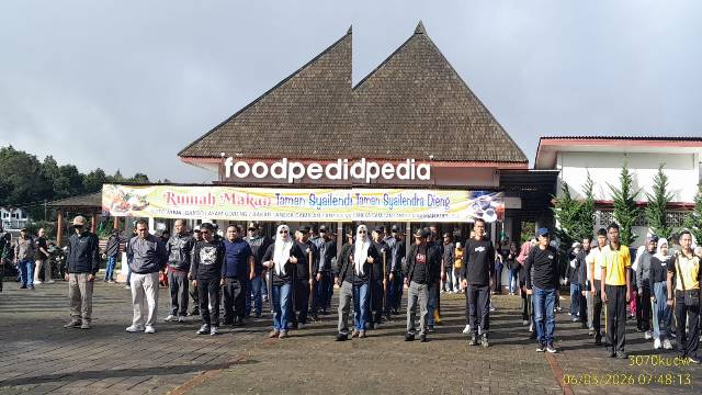 Camat Kejajar Bersama Karyawan dan Karyawati Kecamatan Kejajar Ikuti Aksi Bersih Sampah Serentak di Kawasan Wisata Dieng